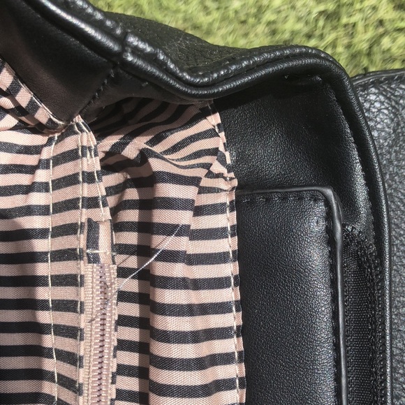 Nice hand bag used only once for a wedding or special event you might be going 2 - Picture 3 of 4